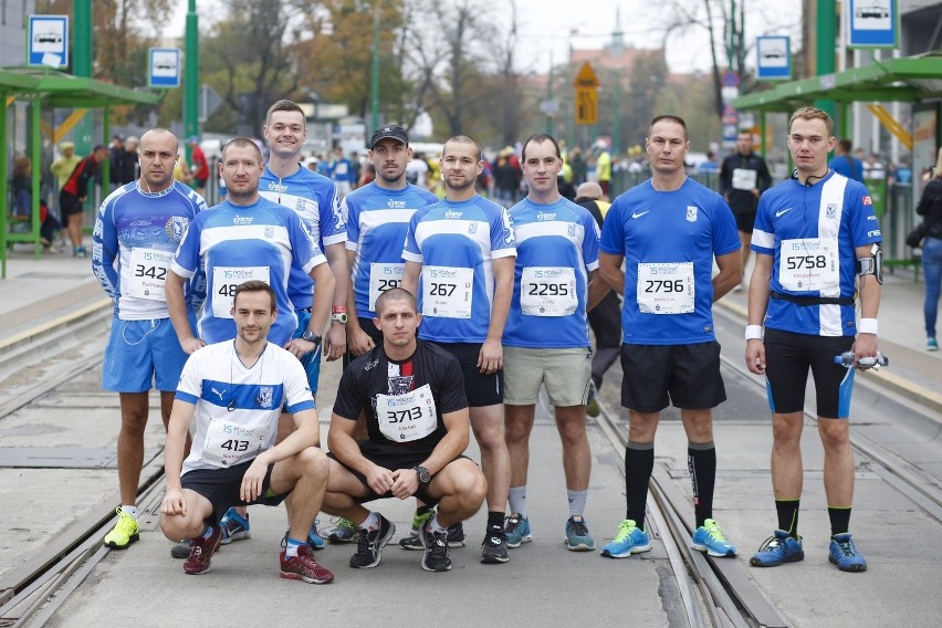 Kibice Kolejorza tuż przed startem 15. Poznań Maraton