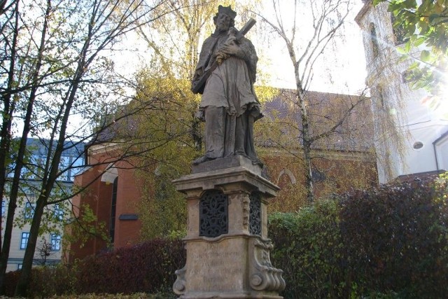 Św. Nepomucen stanął obok dziedzińca Collegium Minus.