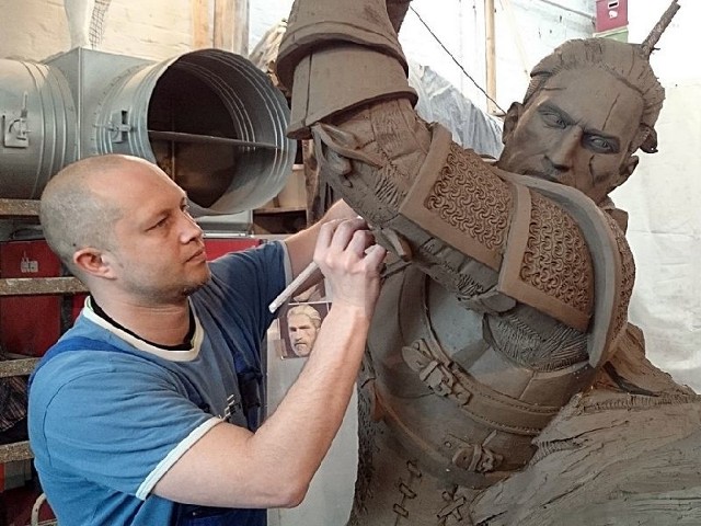 Rzeźbiarz Artur Wochniak podczas pracy nad Wiedźminem. Wystawa na ten temat w muzeum czynna będzie do 25 sierpnia.