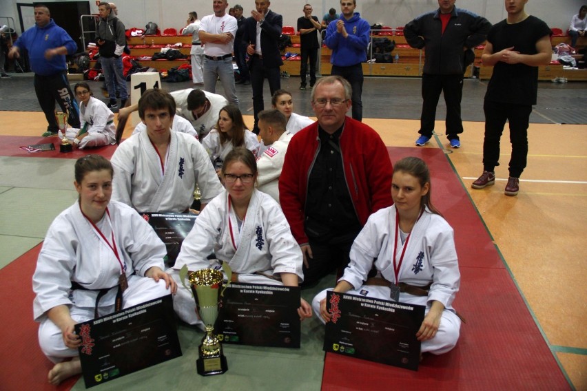 Tercet krakowskich karateków na podium młodzieżowych MP 
