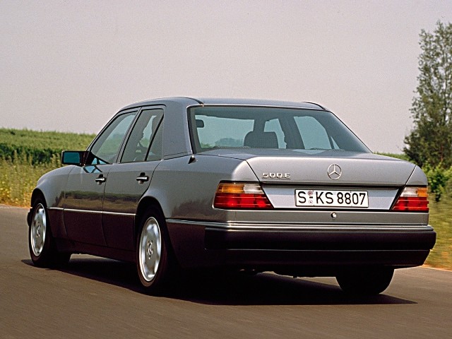 Umieszczenie silnika o pojemności 5 litrów i mocy 326 KM pod maską limuzyny było w 1990 roku prawdziwą rewolucją. Dziś model E 500 należy do najbardziej poszukiwanych youngtimerów spod znaku trójramiennej gwiazdy / Fot. Mercedes-Benz