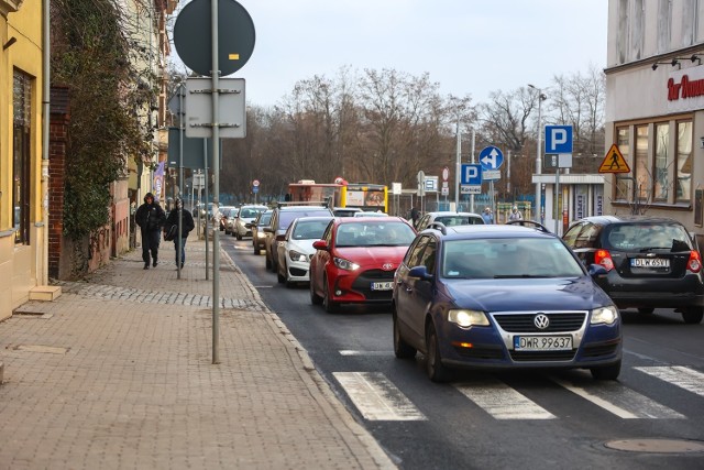 Mimo obwodnicy Leśnicy, osiedle dalej jest zakorkowane. Na ul. Średzkiej na dodatek zaczęto uspokajać ruch w postaci m.in. wydzielenia miejsc parkingowych oraz esowania drogi słupkami czy donicami.