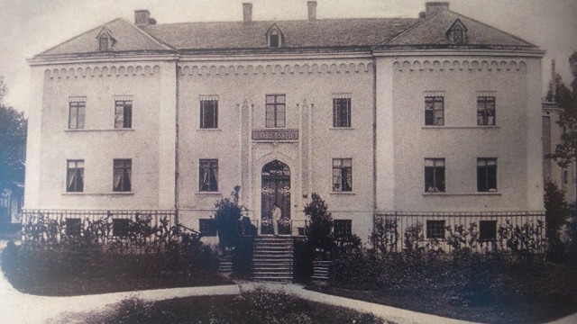 Herrnhutrzy dbali także o służbę zdrowia. Jeszcze przed końcem XVIII wieku założyli pierwszą w powiecie kędzierzyńsko-kozielskim aptekę. W połowie kolejnego wieku podjęli decyzję o powołaniu szpitala. Placówka o nazwie Heinrichstif powstała w 1866 roku. Na zdjęciu front budynku.