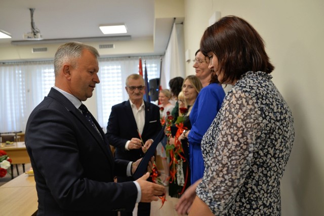 Gratulacje nauczycielkom składają: burmistrz Połańca Jacek Nowak i przewodniczący Rady Miejskiej w Połańcu Stanisław Lolo.