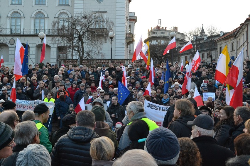 Manifestacja Komitetu Obrony Demokracji w Bielsku-Białej [ZDJĘCIA, WIDEO]