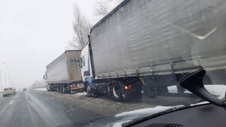 Bardzo trudne warunki na beskidzkich drogach. Zablokowanych wiele podjazdów. Policja apeluje: Nie musisz, nie jedź!