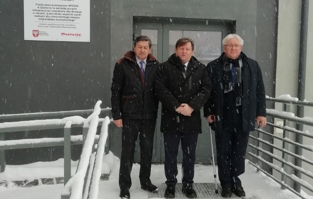 Na zdjęciu od lewej: Waldemar Urbański - wicestarosta, Zbigniew Młynek - dyrektor szpitala w Zwoleniu, Stefan Bernaciak - Starosta Zwoleński.