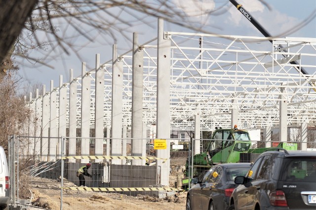 W szybkim tempie prowadzona jest budowa nowego centrum handlowego na terenie po dworcu PKS w Inowrocławiu. Znajdzie się tam m. in. juz trzeci w Inowrocławiu market Lidl