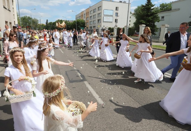 Uroczystości Bożego Ciała tradycyjnie miały piękną oprawę. Tu na terenie parafii pod wezwaniem Świętej Rodziny w Radomiu.