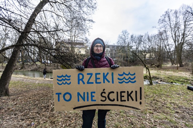 Mieszkańcy Krakowa sprawdzają stan rzeki Prądnik i szukają nielegalnych rur ściekowych