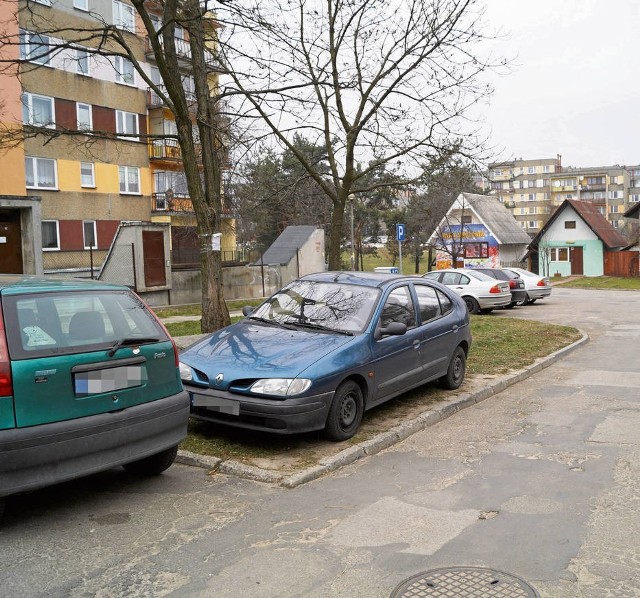 Mieszkańcy zostawiają swoje samochody gdzie się da, między innymi na zieleńcach, poboczach i chodnikach