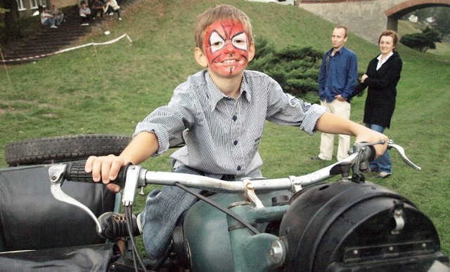 Krystian Wójcik cieszył się, że mógł dosiąść zabytkowy motocykl.
