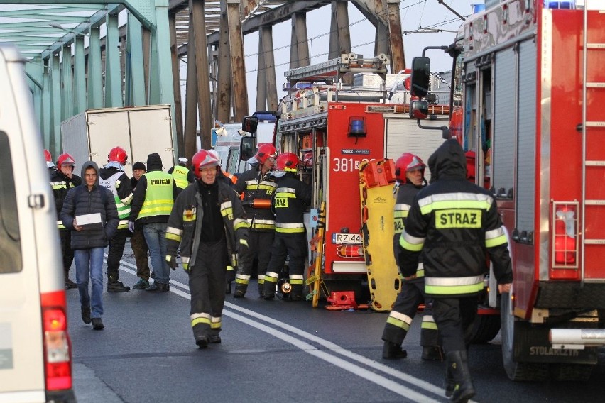 Zderzenie busa z ciężarówką na krajowej trasie w Nagnajowie. Są ranni