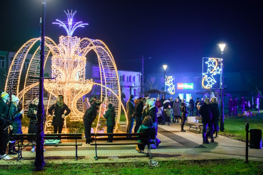 Mieszkańcy Klimontowa powitali Nowy Rok na Rynku. Był szampan i wspólna zabawa 