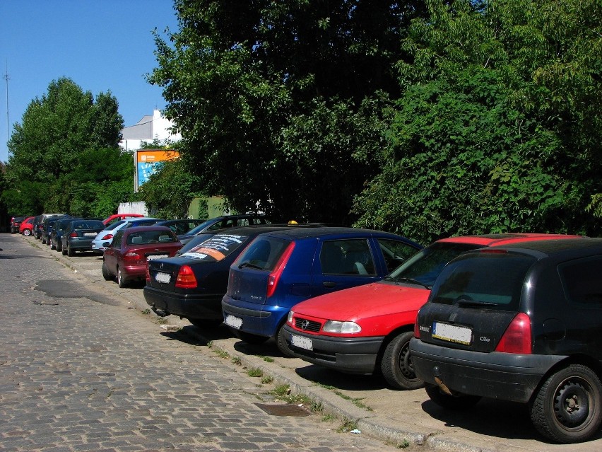 Wrocław: Samochody powróciły na ul. Księcia Witolda. Lawety i blokady nie odstraszyły kierowców