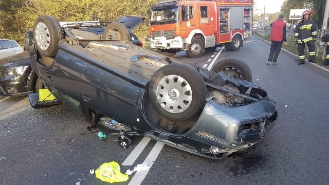 Do wypadku doszło w poniedziałek, 8 października, na Trasie Północnej w Zielonej Górze, w pobliżu hipermarketu Auchan. Na pasie prowadzącym w kierunku Przylepu zderzyły się dwa samochody osobowe.Kierujący skodą wyjeżdżał z parkingu Auchan na Trasę Północną w kierunku Przylepu zajeżdżając drogę jadącemu w tym samym kierunku kierowcy fiata. Doszło do zderzenia w wyniku którego skoda wpadła na barierki oddzielające przeciwległy pas jezdni, odbiła się od nich, uderzyła w fiata a następnie dachowała.W wypadku poszkodowani zostali obaj kierowcy, którzy zostali przewiezieni do szpitala. Trasa Północna w kierunku Przylepu została zablokowana. Policjanci ustala dokładny przebieg wypadku.Zobacz też:NIECODZIENNE ZDJĘCIA Z DWÓCH WYPADKÓW K. SULECHOWA [GALERIA CZYTELNIKA]Zobacz też: CENA UBEZPIECZENIA OC W 2019 ROKU BĘDZIE JESZCZE WYŻSZA. ILE BĘDZIEMY MUSIELI ZAPŁACIĆ ZA POLISĘ?Zobacz też: WYMARŁE MIASTECZKO NA SKRAJU LUBUSKIEGO [WIDEO, ZDJĘCIA]