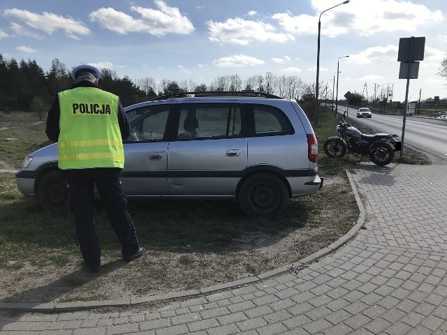 Choć mogło skończyć się dramatem kierowcy jednośladu, ostatecznie zdarzenie zakwalifikowano jako kolizję. - Jedynie przytomne zachowanie jednego z uczestników tego zdarzenia uchroniło motocyklistę przed poważnymi obrażeniami - podkreśla podkom. Justyna Andrzejewska z Komendy Powiatowej Policji w Nakle nad Notecią. Do kolizji doszło w czwartek, 16 kwietnia po godz. 14 w miejscowości Paterek. 