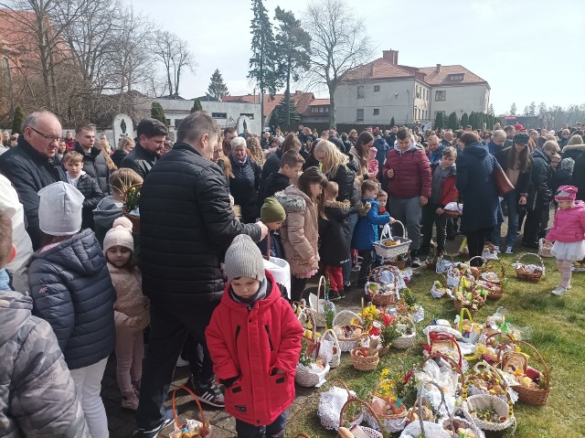 Święcenie pokarmów w wielkanocnych koszyczkach w kościele Św. Trójcy w Kościerzynie