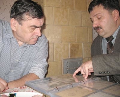 Jan Jedynak (z prawej) i Jerzy Leżyński przeglądają widokówki, które mogłyby być wykorzystane do przyszłego wydawnictwa