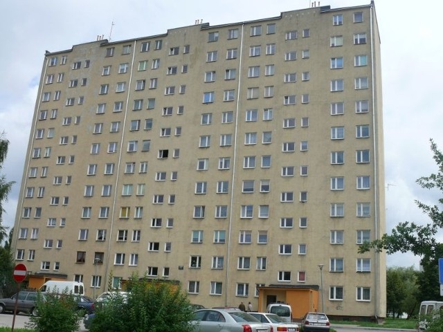 W Starachowicach upadek z okna tego bloku przeżył dwudziestoletni mężczyzna.