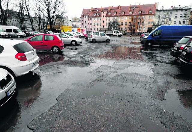 Plac przy ul. Drzymały w Koszalinie to teren od kilku lat niezmiennie wykorzystywany jako bezpłatny parking