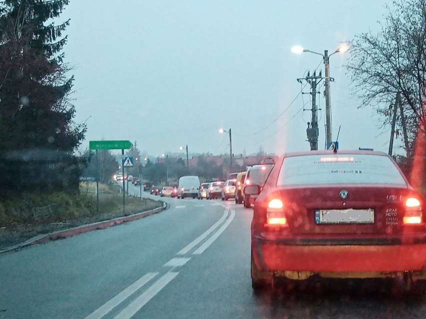 Droga w Brzozówce w gminie Zielonki, korek w kierunku Skały