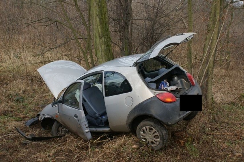 Wypadek w Kleczewie: Samochód uderzył w drzewo