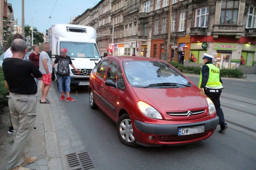 Wypadek na Traugutta. Auto potrąciło pieszego [ZDJĘCIA]