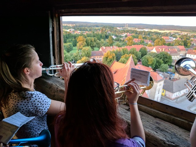 Od czterech lat dwa miesiące w roku trębacze idą na wieżę i codziennie grają pieśń