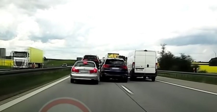 Kierowcy BMW tak się spieszyło, że spychał inne auta na autostradzie A4 [NAGRANIE]