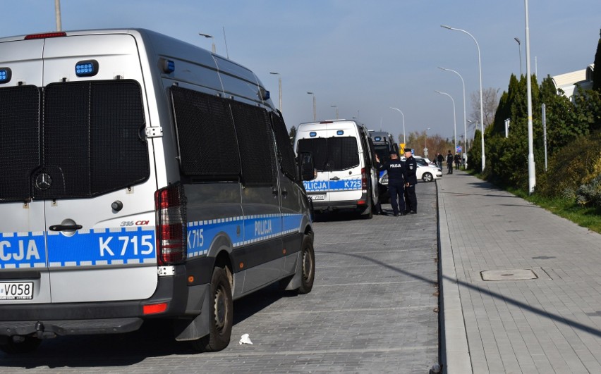 2 liga. Mecz Stal Stalowa Wola - Widzew Łódź zabezpieczało sporo policjantów