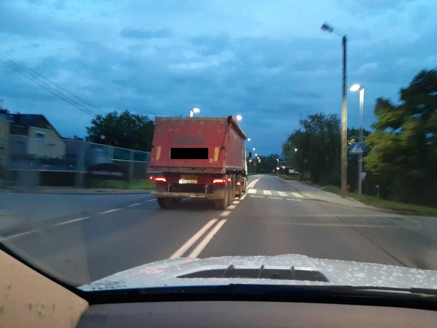 Opole. Pirat drogowy w ciężarówce wyprzedzał na przejściu dla pieszych i podwójnej ciągłej. Zdjęcia internauty