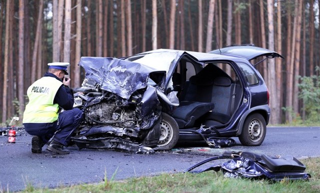 Do wypadku doszło w poniedziałek, 19 października, koło Dobroszowa Wielkiego pod Nowogrodem Bobrzańskim. Kierująca oplem corsą czołowo uderzyła w peugeota.Ze wstępnych ustaleń wynika, że kierująca oplem jadąc w kierunku Nowogrodu, na niewielkim łuku drogi, straciła panowanie nad samochodem. Opel zjechał na przeciwległy pas ruchu i tam zderzył się czołowo z peugeotem 5008, który następnie wypadł z drogi. Poważnie ranna kobieta została uwięziona w rozbitym oplu. Zielonogórscy strażacy hydraulicznym sprzętem rozcięli karoserię pojazdu. Konieczne było wycinanie nawet pedałów hamulca i sprzęgła. Strażacy sprawnie uwolnili kierującą i przekazali ekipie pogotowia.Kobieta doznała złamania obu nóg. Możliwe, że dostała również wewnętrznego krwotoku. Po tym, jak trafiła do karetki pogotowia straciła przytomność. Została przewieziona do szpitala w Zielonej Górze. Kierowca peugeota również odniósł obrażenia. Miał między innymi rozbity nos. Trwa ustalanie przyczyn wypadku.