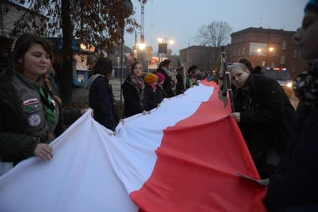 Wieczorem 11 listopada przez toruńską starówkę przeszło kilka tysięcy osób, niosąc m.in. ogromną flagę