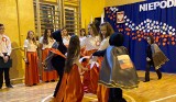Narodowe Święto Niepodległości w szkole w Kamieńczycach. Uczniowie i nauczyciele w akcji „Szkoła do hymnu”. Zobaczcie zdjęcia