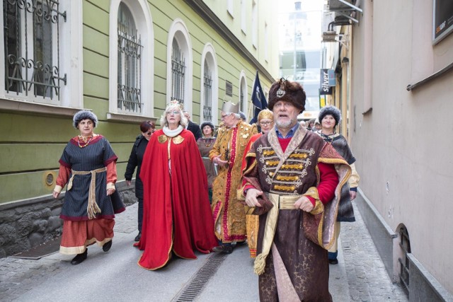 Słuchacze Kazimierzowskiego Uniwersytetu Trzeciego Wieku zaprosili w piątek do wspólnego świętowania imienin króla Kazimierza Wielkiego, założyciela Bydgoszczy.Stroje z epoki, kwiaty pod pomnikiem i występy artystyczne - tak wyglądało piątkowe świętowanie imienin króla Kazimierza Wielkiego w Bydgoszczy. Do wspólnych obchodów imienin założyciela miasta zaprosili jak zawsze seniorzy z Kazimierzowskiego Uniwersytetu Trzeciego Wieku. Wśród gości wydarzenia znaleźli się między innymi wiceprezydent Bydgoszczy Maria Wasiak oraz Eugeniusz Gołembiewski, burmistrz królewskiego miasta Kowala, jednego z miast kazimierzowskich.- Bydgoszcz jest bezsprzecznie kazimierzowska i to pod wieloma względami - mówił. - Macie tu nie tylko pomnik króla, nie tylko ulice i mosty nazwane jego imieniem, ale także uniwersytet, brygadę logistyczną i  IV Liceum Ogólnokształcące - ich wszystkich patronem jest Kazimierz Wielki. Widać więc, że bydgoszczanie są wdzięczni królowi. Organizatorzy, przebrani w stroje z epoki, złożyli kwiaty pod pomnikiem króla, a później zaprosili do wspólnego świętowania przed bydgoskim ratuszem - tam zatańczyły członkinie Zespołu Tańca Dawnego „Kazimierki”. Uroczystości zakończyły się wykładem historycznym w sali sesyjnej Urzędu Miasta.