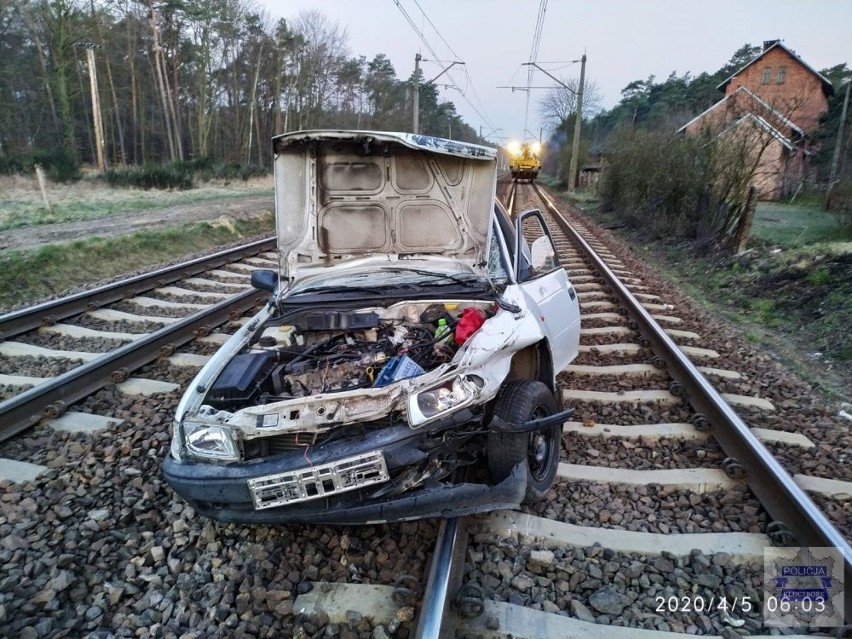 Wypadek na przejeździe kolejowym w Kluczborku. Pociąg...