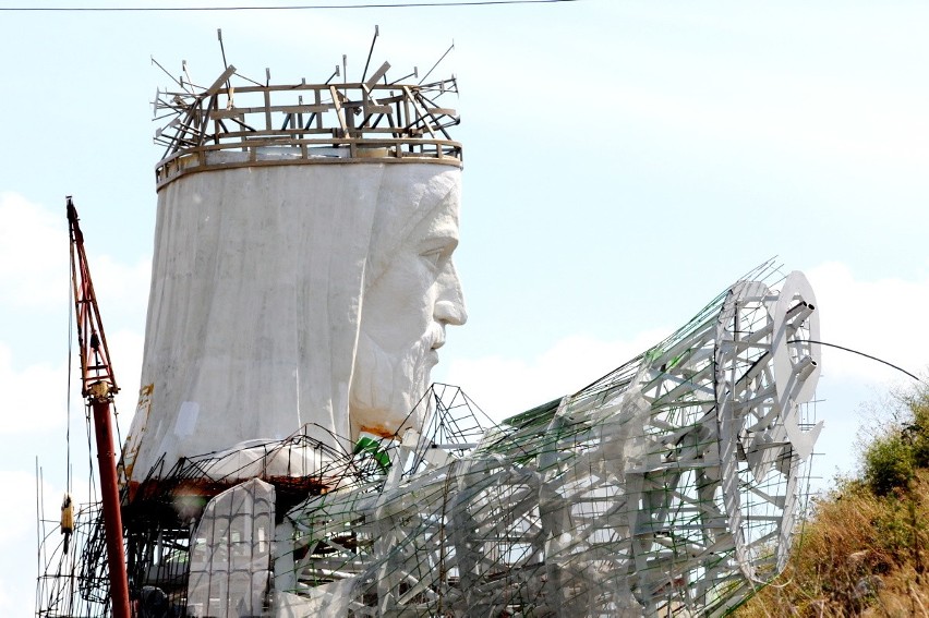 Dekadę temu rozpoczęła się budowa Pomnika Chrystusa Króla . Ile dziesięcioleci jeszcze przetrwa? Przypominamy unikalne zdjęcia