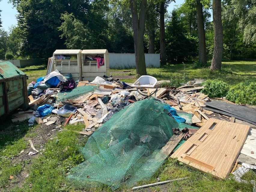 Tychy. Zachodzą zmiany na osiedlu Czułów. Co stanie się z zalegającymi stertami śmieci?