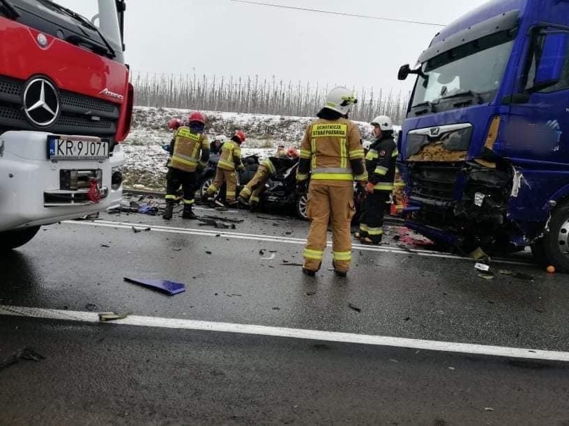 Śmiertelny wypadek Tęgoborze. Na krajówce zderzyła się ciężarówka z samochodem osobowym. Nie żyje jedna osoba, trwa walka o życie drugiej