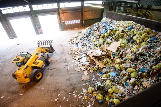 W środę, 28 grudnia, odbyły się mediacje między prezydentami Torunia i Bydgoszczy w sporze o śmieci. Do porozumienia nie doszło, ale odpady nadal mają być transportowane do spalarni w Bydgoszczy.