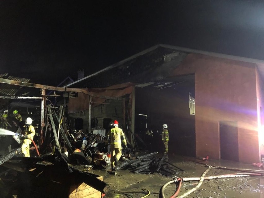 W Dębnie w gminie Nowa Słupia ogień strawił budynek. Osiem zastępów straży pożarnej, uratowali garaż i warsztat. Zobacz zdjęcia