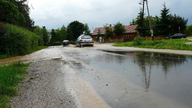 Księginice, tuż za zjazdem z A4, wielkie kałuże po nawałnicy