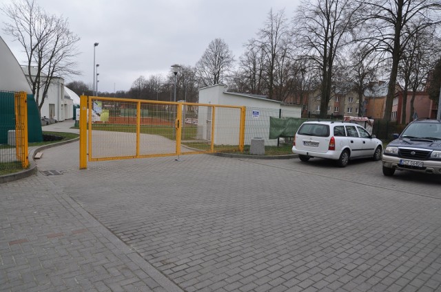 Widok na Regionalne Centrum Tenisowe w Szczecinku od strony parkingu przy rondzie, tu ewentualnie zmieściłby się jeszcze jeden &#8211; może dwa &#8211; korty.