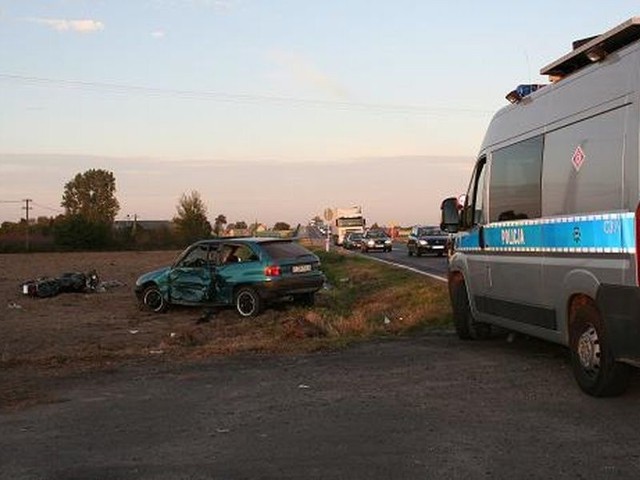 Według wstępnych ustaleń policji do wypadku na krajowej "piętnastce" doszło, gdy motor wyprzedzał samochód.