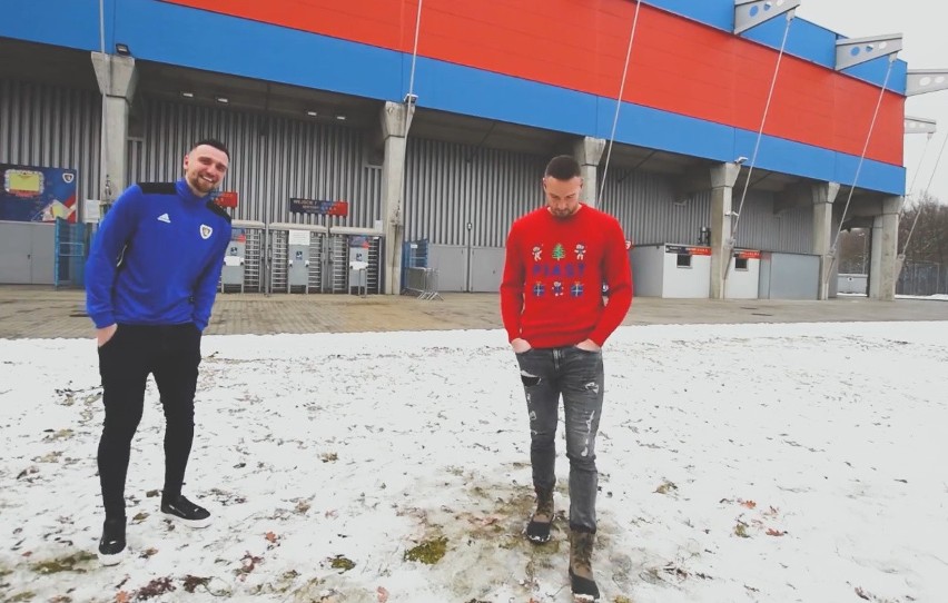 Piast Gliwice promuje świąteczny sweter (z prawej Jakub...