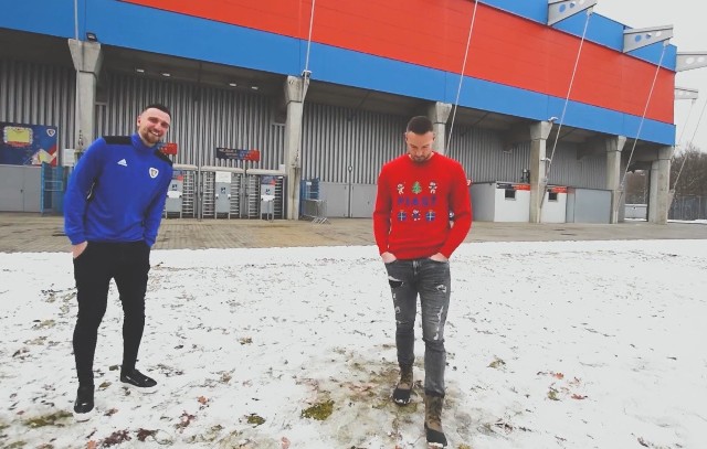 Piast Gliwice promuje świąteczny sweter (z prawej Jakub Szmatuła). Jakie są świąteczne swetry, bluzy i koszulki w klubowych ofertach?   Zobacz kolejne zdjęcia. Przesuwaj zdjęcia w prawo - naciśnij strzałkę lub przycisk NASTĘPNE