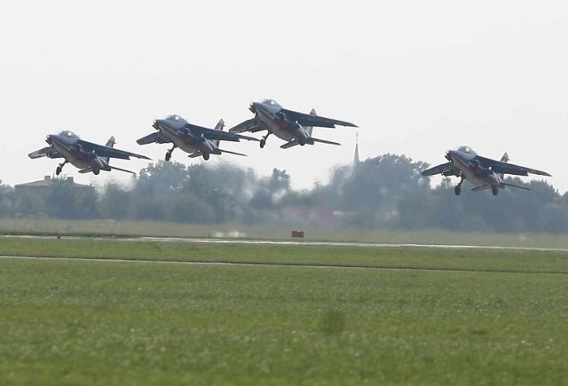 Na przyszłoroczne pokazy zaproszono francuską grupę akrobacyjną Patrouille de France. Na zdjęciu start maszyn tej formacji podczas pokazów Air Show w Radomiu.