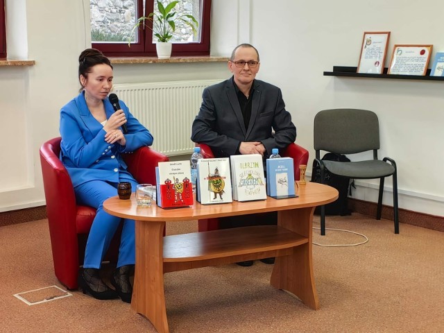 Spotkanie poetyckie z Anett Lurą, które poprowadził dr Marek Kuczyński w sulechowskiej bibliotece