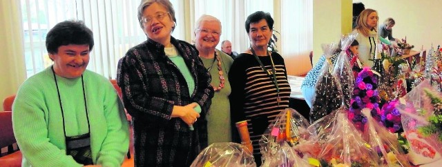 Beata Dymanowska, Jolanta Krakowiak, Iwona Ziółkowska i Alfreda Łukasik, mieszkanki Domu Pomocy Społecznej na osiedlu Słoneczym własnoręcznie wykonały wiele ozdób. Cieszyły się z ich popularności.